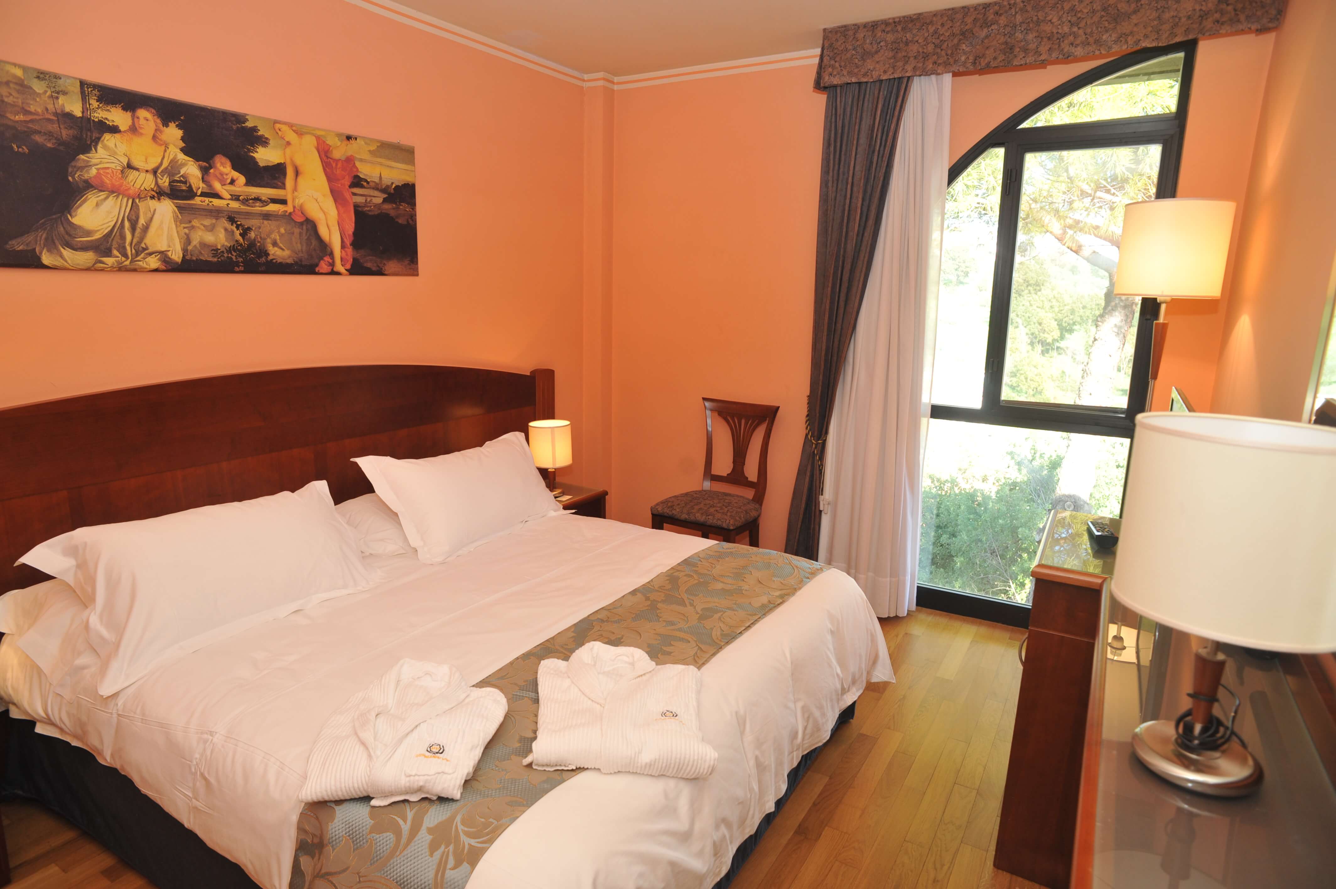 junior-suite-camera-letto-hotel-hermitage-poggio-a-caiano-1